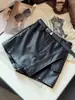 Shorts estilosos e assimétricos de couro PU, estilo duas peças, para mulheres, nova coleção outono 2026, cintura alta, versátil e com efeito afina a silhueta, modelo saia-shorts