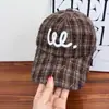 Gorra de Béisbol a Cuadros Estilo Retro Coreano con Letras para Mujer, Moda Casual Primavera y Verano, Gorra de Béisbol Versátil Bordada Estilo Universitario