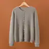 Novo Cardigan de Malha Gola Redonda em Lã Cashmere Fio Grão Dourado Outono/Inverno 2026 com Botões de Pérola, Suéter de Lã Escovada Manga Longa