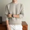 Novo Suéter Masculino de Gola Alta Outono Inverno Texturizado Solto Cor Sólida Camada Base Moda Jovem Top de Malha Masculino
