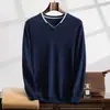Nova camisa base de lã com bloqueio de cores, gola V, malha de cashmere masculina, corte solto, para outono e inverno, suéter pullover casual de negócios