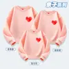 Suéter rojo de amor familiar de tres personas para padres e hijos primavera y otoño 2025 nuevo moda de otoño de alta gama para madre e hijo / madre e hija