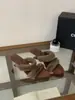 Pantuflas peludas para mujer para uso exterior, nuevas sandalias de cuña de una tira estilo hada, versión coreana, otoño e invierno 2026