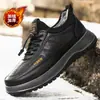Nueva colección de invierno: Zapatos de hombre forrados de felpa, cálidos, con forro de algodón, parte superior de cuero, impermeables, estilo casual, ligeros, con suela gruesa, botas de nieve para hombres de mediana edad y mayores