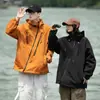 Jaqueta Outdoor Estilo Montanha com Zíper Diagonal, Novo Design, Estilo Workwear, Funcional, Casaco à Prova de Vento e Repelente à Água