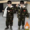 Roupas de Inverno para Meninos Conjunto Camuflado com Forro de Lã Casaco de Algodão Espesso e Quente de Inverno para Crianças Conjunto de Duas Peças para Roupas Infantis de Tamanho Pequeno e Médio para Meninos