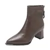 Producción en línea de montaje de nuevas botas de otoño e invierno, suaves y cómodas