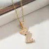 Colar com pingente de letra da moda europeia e americana para mulheres, coroa dourada e prateada com letras inglesas totalmente cravejadas de diamantes, modelo de exportação de venda quente transfronteiriça, envio direto