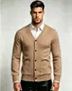 Cardigã de malha masculino de cor sólida com decote em V e corte slim, estilo europeu e americano, para outono e inverno. Uma peça de outer wear de tricô moderna e casual para homens jovens.