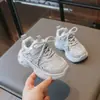 Zapatillas de moda para niñas 2026 otoño e invierno nuevas zapatillas ligeras para correr zapatillas tipo papá para niños zapatos casuales para niños mayores