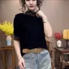 Item quente de live-streaming para dropshipping: Camisa básica de retalhos com gola semimang alta e mangas de três quartos para a primavera de 2026, top T-shirt feminino de manga média