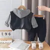 Chaqueta Chaleco de Cuero de Moda para Niños Conjunto de Tres Piezas Atuendo de Primavera 2026 Nueva Ropa Elegante de Primavera/Otoño para Niños Jeans de Bebé