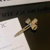 Grampo de Cabelo Prata Brilhante com Laço de Diamante, Estilo Levemente Luxuoso, Presilha para Franja Lateral de Menina Doce e Descolada, Presilha Bico de Pato de Alto Padrão