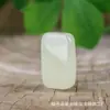 Venta al por mayor del fabricante Mongolia Exterior Jade de Imitación Raíz de Loto en Polvo Marca de Pan Colgante Colgante de Material Boca Amarilla Pequeña Marca de Paz para Hombres y Mujeres