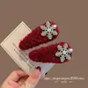 Pinza para el cabello de Copo de Nieve con Pedrería de Felpa Roja Estilo Año Nuevo Atmósfera Otoño/Invierno 2026 para Mujer