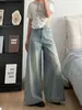 Jeans azules claros de pierna ancha para mujer, nuevo estilo de otoño, con un diseño de pierna ancha que crea un efecto adelgazante, un ajuste relajado y fluido, y un estilo versátil de largo hasta el suelo.