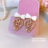 Fofura Cremosa! Brincos de Pérola em Formato de Coração com Tachinhas Rosa, Estilo Suave e Doce, Brincos de Design Exclusivo para Mulheres