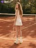 Vestido de tênis A-line branco da moda para mulheres, com alças largas, acinturado, costas bonitas e design de peça dupla falso. Mesmo estilo da marca