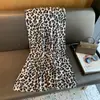 Bufanda de Moda Europea y Americana con Estampado de Leopardo Estilo Old Money Sensación de Alta Gama Chal para Abrigo Bufanda Larga de Seda para Mujer Chal Grande para Abrigo