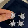 Nuevos Pendientes Versátiles de Copo de Nieve Super Brillantes para Mujer, Pendientes de Nicho Dulces y de Lujo, Pendientes de Moda, Simples y de Alta Gama