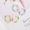 Pendientes dorados geométricos en forma de U para mujer Diseño de nicho Sensación de alta gama Aretes de botón Temperamento simple Estilo frío Pendiente de moda 2022