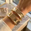 Pulsera abierta de lujo ligero vintage transfronteriza con relieve en espiral dorada, brazalete circular ancho con patrón de estilo europeo y americano de mediados de siglo