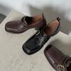Sapatos de Couro Pequenos Estilo Old Money Britânico Texturizados de Pele de Ovelha com Fivela Quadrada 2024 Início do Outono Salto Médio Grosso Cabeça Quadrada Ampla Sapatos de Couro Soltos para Mulheres