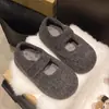 Sapatos de algodão quentes forrados com pelúcia retrô novos para outono e inverno de 2026 com fecho de velcro mágico interno para aumentar a altura para mulheres baixinhas