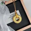 Estilo Mismo Xiaohongshu Chapado en Oro Filigrana Completa con Diamantes Patrón de Moneda Hebilla de Seguridad Colgante para Mujer, Nuevo Estilo Chino Nicho Retro Accesorio para el Cuello