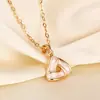 Collar Triangular de Nácar Blanco Natural para Mujer, Cadena para Clavícula de Moda de Lujo Ligero, Creativo Personalizado de Temperamento, Fuente en Vivo de Tiktok