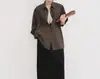 Esencial de primavera: una camisa azul casual de manga larga con cuello que se puede usar abierta o abotonada, un top para mujer