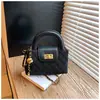 Bolsa balde de moda estilo retrô para mulheres, nova coleção 2025, bolsa de corrente versátil com padrão de losangos, bolsa tote pequena retro com blocos de cor e acabamento fosco