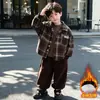Conjunto de roupa de inverno para meninos 2026 novo estiloso bebê outono e inverno jaqueta xadrez conjunto de três peças roupas de inverno infantis