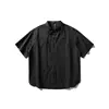 Yidao Vintage Verão 2026 Novo Estilo Camisa de Manga Curta com Gola Henley e Fita para Homens Tendência Caimento Solto Versátil Cor Sólida