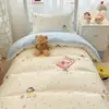Lindo juego de tres piezas de algodón para dormitorio estudiantil con diseño de dibujos animados para literas, sábana bajera de algodón puro, sábana encimera y funda de edredón para niños y niñas
