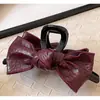 Presilha de Cabelo Retro de Couro Colorida em Formato de Laço para Mulheres, Piranha de Alta Qualidade para Penteados Coques na Parte de Trás da Cabeça, Novo Acessório de Cabelo