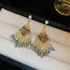 Aretes de Aguja Plateada con Borlas de Cristal Incrustadas de Diamantes, Estilo Étnico, Estética de Nicho, Lujo Ligero, Sensación de Alta Gama, Aretes Exagerados y Versátiles