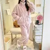 Pijama Nuevo de Coral Fleece para Otoño e Invierno con Polar Adicional y Espesor, Cuello Alto, Bolsillos con Cremallera, Corte Oversize, Conjunto de Pijama para Salir para Mujer