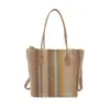 Bolsa de cubo cruzada de hombro colorida tejida elegante modelo nuevo de primavera y verano, empalme de color contrastante, moderna para vacaciones y uso diario para mujer, venta caliente