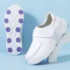 Zapatos de enfermera para mujer de nuevo estilo, adecuados para todas las estaciones, con suelas gruesas, cierre de velcro, suelas suaves, ligeros, transpirables, cómodos para el trabajo, zapatos médicos blancos