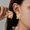 Moda Europeia e Americana Brincos Assimétricos Plissados de Aço Titânio Retro Banhados a Ouro 18K Versáteis Brincos de Aço Inoxidável de Alta Qualidade para Mulheres