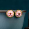 Pendientes de perla estilo retro Hong Kong, súper vendidos en vivo. Pendientes florales franceses rosas de alta calidad, versátiles para el uso diario moderno.