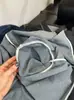"Camisa de mezclilla lavada con diseño de pespunte estilo Hong Kong retro, corte holgado y estilizado para otoño, versátil para usar en capas"