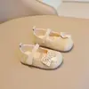 Zapatos de princesa para niñas, zapatos de cuero elegantes, planos de punta fina, nueva colección primavera 2026, zapatos para bebé con suelas suaves, zapatos para caminar para bebés y niños pequeños