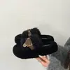 Pantuflas de Algodón para Mujer 2026 Invierno Lana de Cordero Suela Gruesa Correa Única Deslizables Cálidas Moda Hebilla Punta Abierta