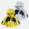 2026 Novo Estilo Outono Roupas Infantis Jaqueta Corta-Vento Impermeável Color Block para Meninos