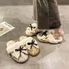 Chinelos de Algodão para Menina com Laço Doce 2025 Outono e Inverno Novos Desenho Animado Fofo para Exterior com Solado Grosso e Aumento de Altura Chinelos Peludos para Mulheres