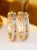 Bestseller transfronterizo: Aretes de aro dorados con patrón hueco y diamantes coloridos, aretes de circón arcoíris de estilo étnico vintage de lujo ligero