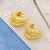 Pendientes de acero inoxidable con diseño de nicho de personalidad europea y americana, con doble anillo y forma de giro de resorte, chapados en oro K resistente a la decoloración.