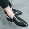 Sandálias Masculinas de Verão Slip-on Salto Baixo Meias Chinelo Branco Brilhante Sapatos Masculinos Baotou Sapatos Casuais Tendência Lefu